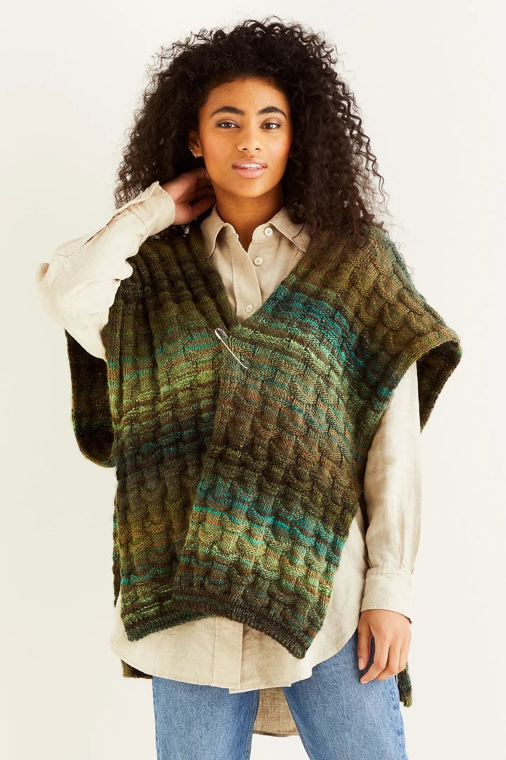 Poncho Verde de Tricô com Fio DMC Pirouette — vista frontal com detalhe do decote em V e motivo em relevo