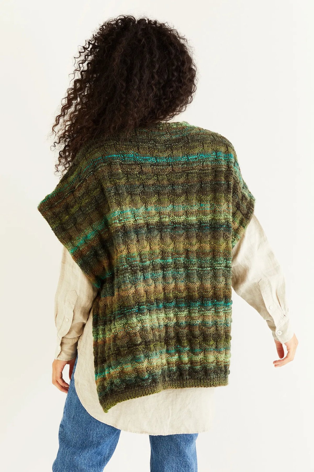 Poncho Verde DMC Pirouette — vista das costas mostrando o motivo de tricô completo e a largura da peça