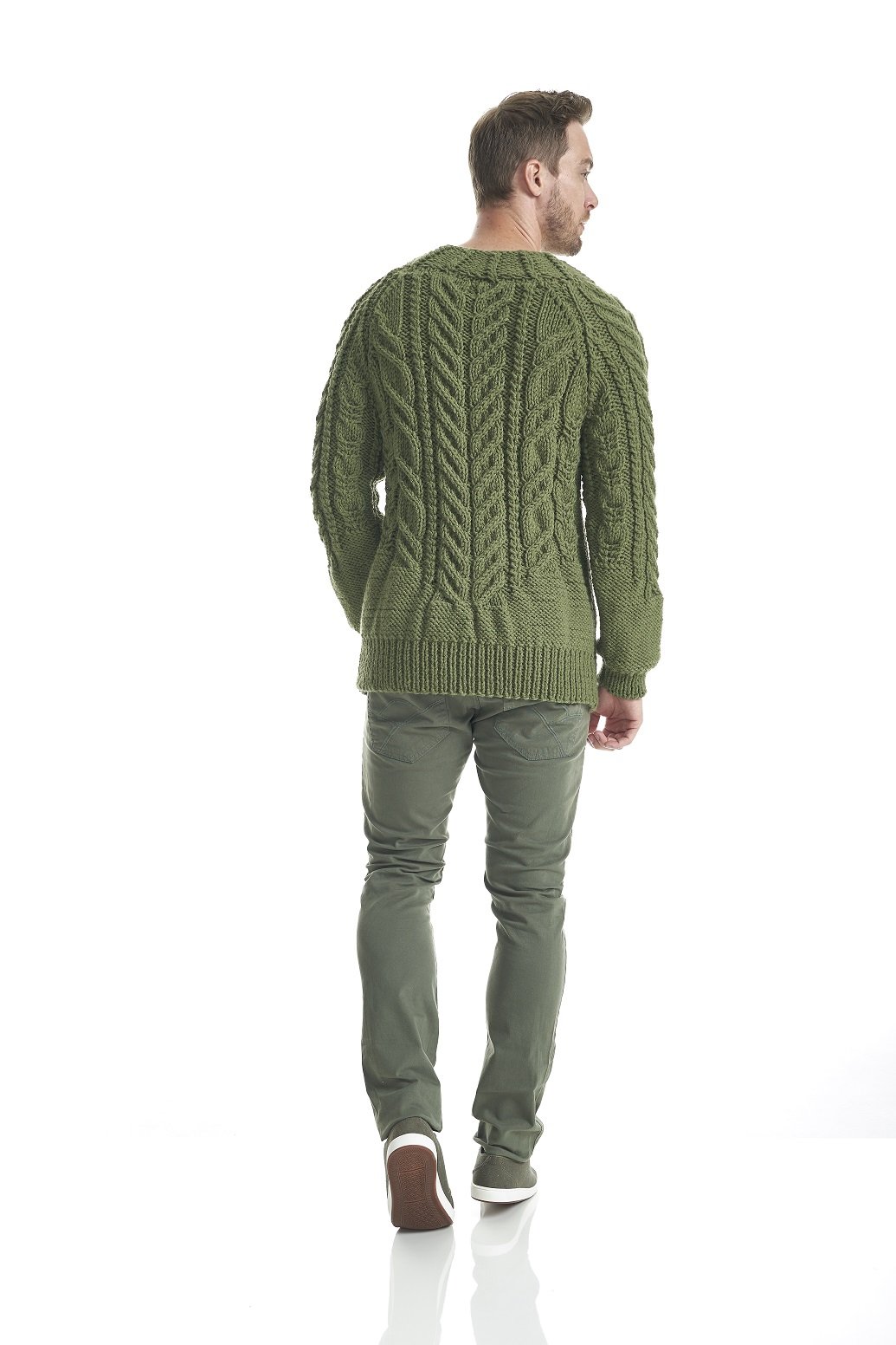 Detalhe dos pontos fantasia em trança do Pullover Militar de tricô masculino