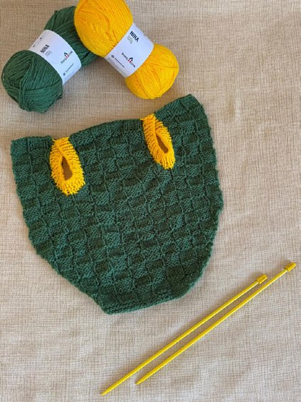 Acabamentos da roupinha de pet em tricô — base e bordas em amarelo