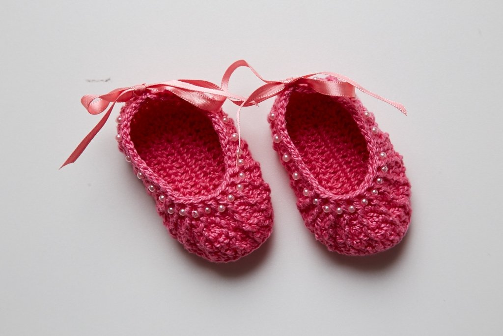 Par de Sapatilha Rosa com Pérolas de Crochê com Linha Anne Círculo — tamanho 6 meses