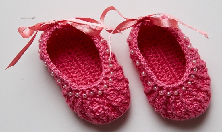 Detalhe da Sapatilha Rosa com Pérolas de Crochê — pérolas bordadas e laço de fita rosa na borda