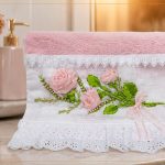 Como Bordar uma Toalha com Rosas de Fita de Cetim – Passo a Passo