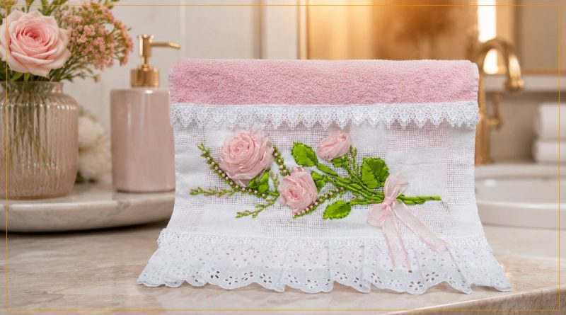 Toalha Bordada com Rosas de Fita de Cetim — toalha rosa com bordado floral em étamine e renda