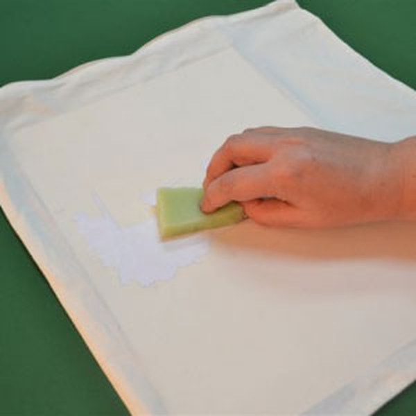 Passo 5: umedecer com esponja macia e remover o papel em movimentos circulares
