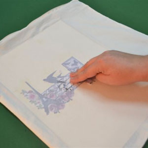 Passo 6: imagem transferida no tecido após remoção completa do papel