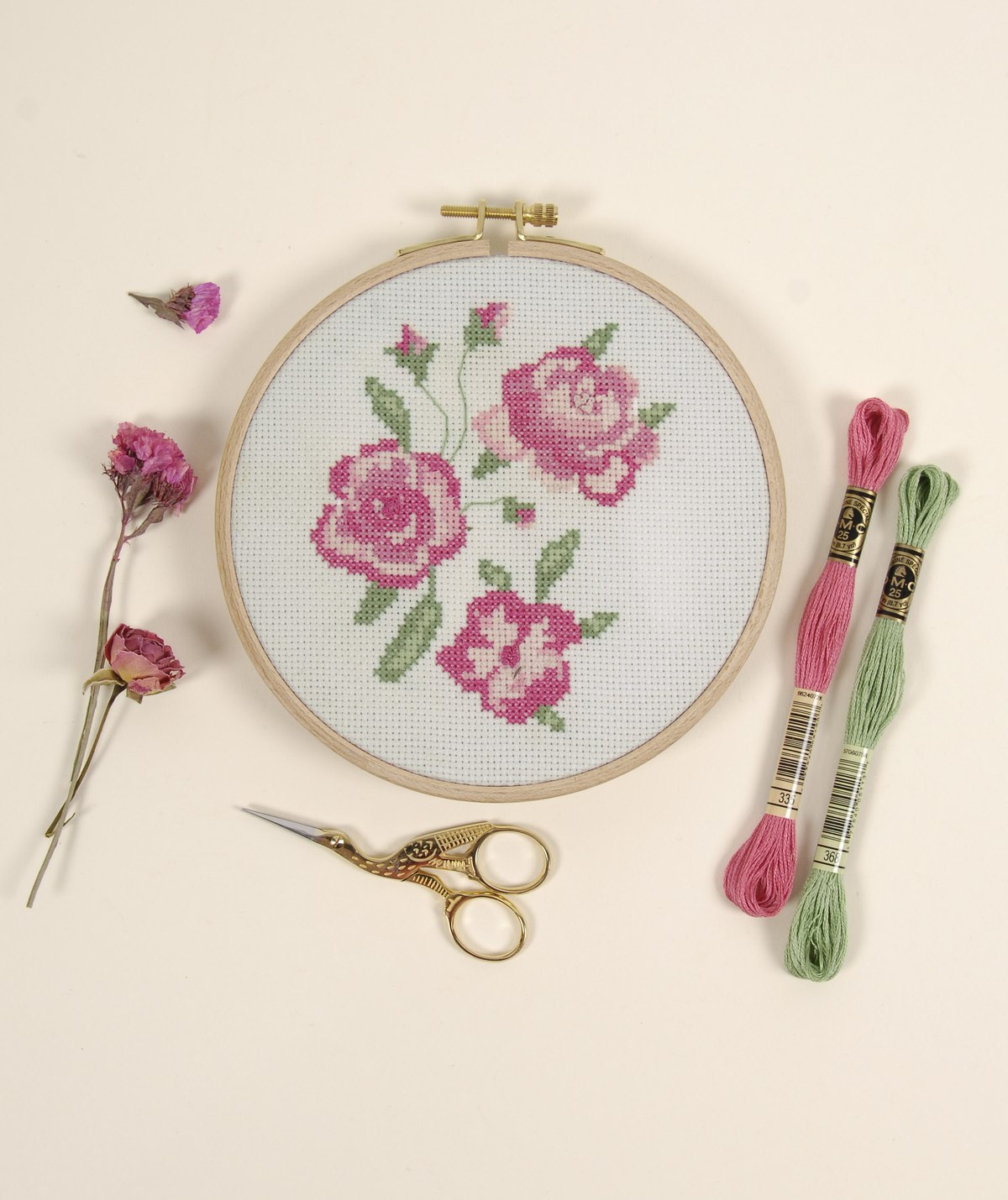 Trio de Rosas em ponto cruz no bastidor com linhas DMC Mouliné rosas e verdes
