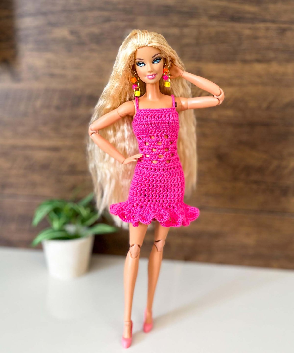 Vestido Mirela finalizado na Barbie — crochê em fucsia com alças finas e babado ondulado na barra