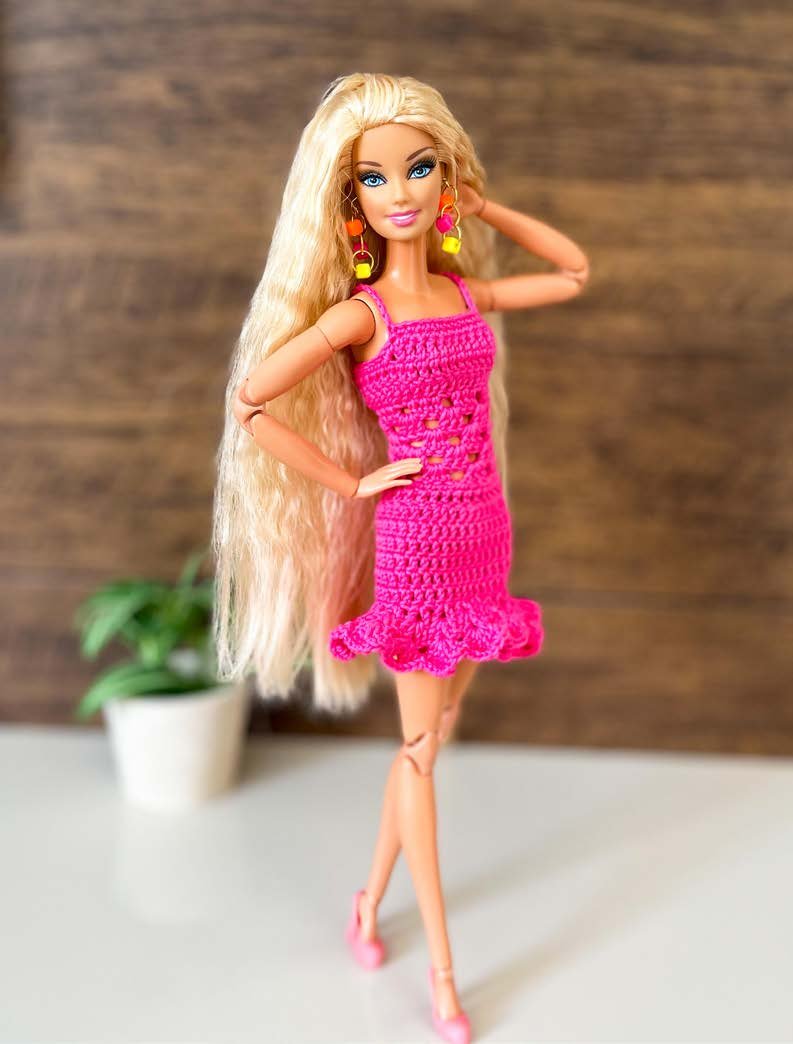 Vestido Mirela de crochê em pink para Barbie feito com Linha Bella Fashion Pingouin — alças finas e babado ondulado na barra