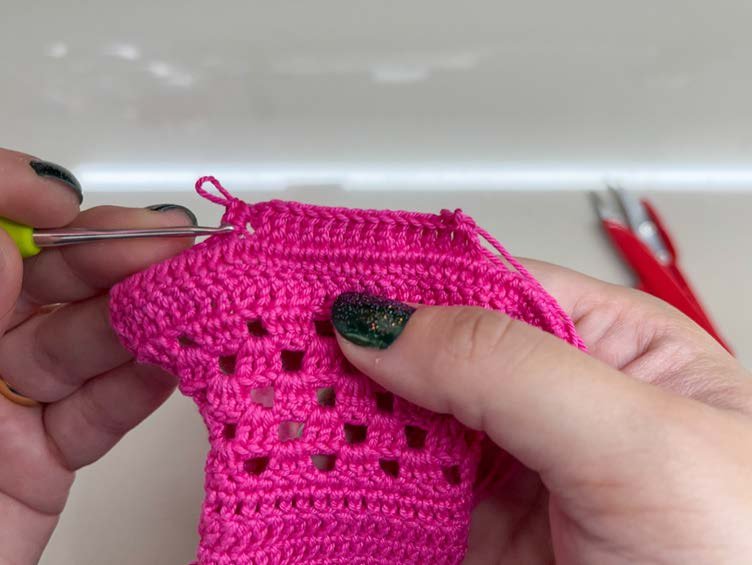 Acabamento do Vestido Mirela com as alças prontas — vestido completo antes de costurar o botão