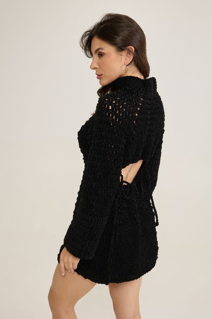 Vestido Pantera de Crochê — detalhe das costas com cordões ajustáveis em Fio Plume Preto
