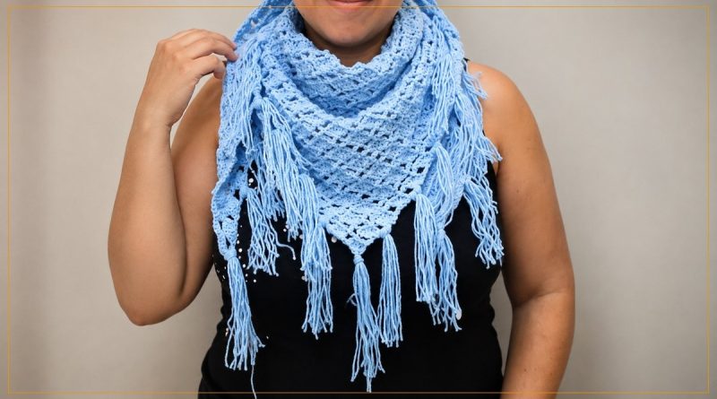 Xale Dalva de Crochê com Lã Família Pingouin — xale triangular azul com franjas usado no pescoço