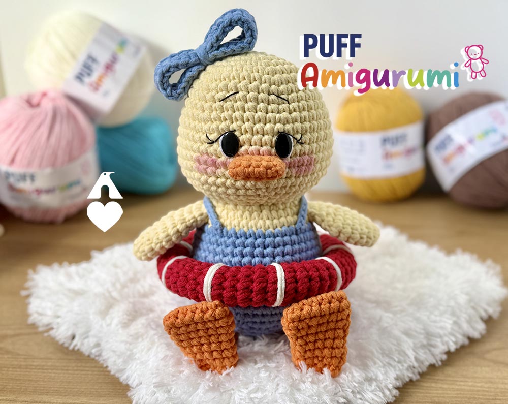 Amigurumi Patinha Lola em Fio Puff Amigurumi Pingouin, com boia e vestido azul