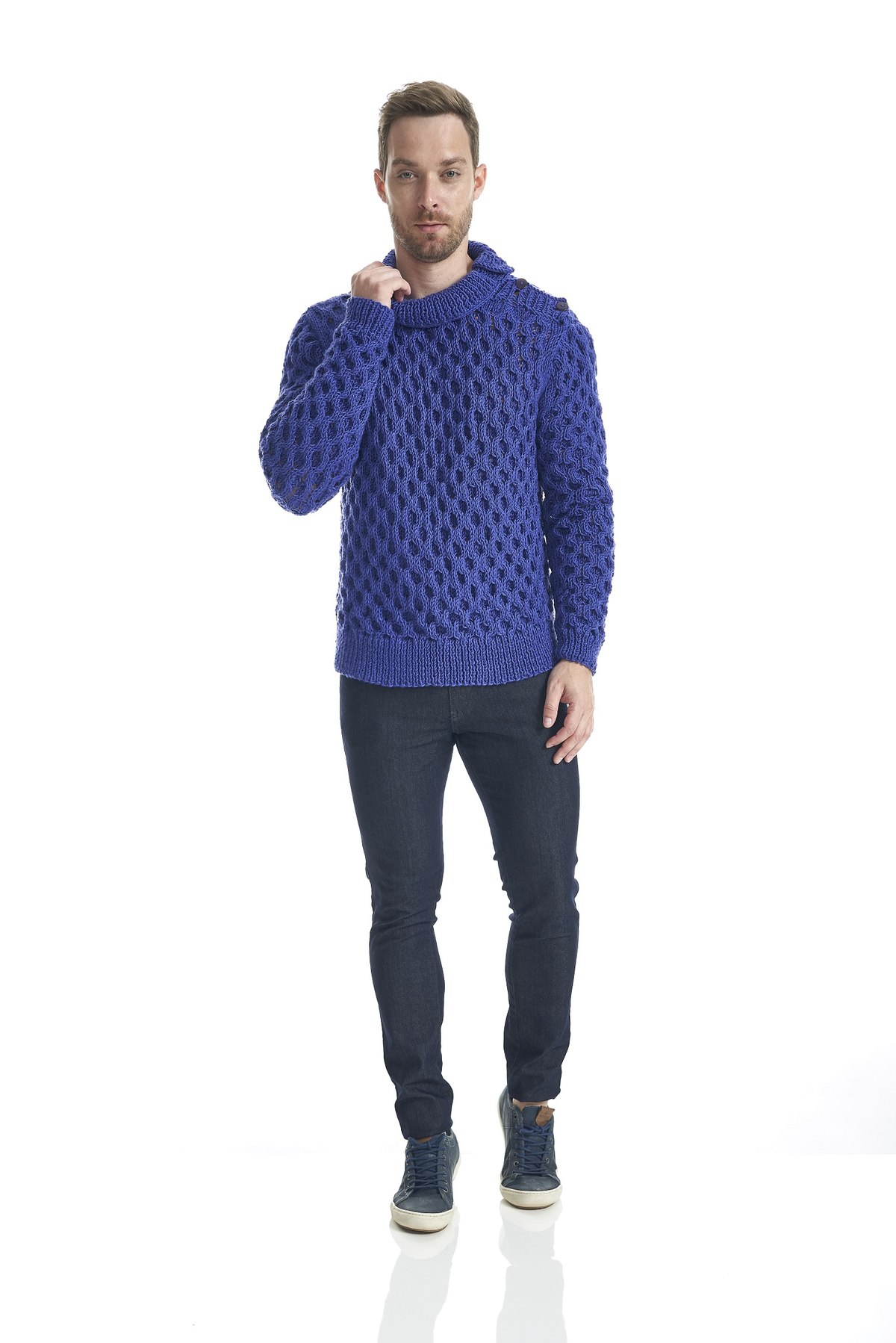 Blusa Ártico de tricô azul, vista de frente, com gola alta e botões no ombro