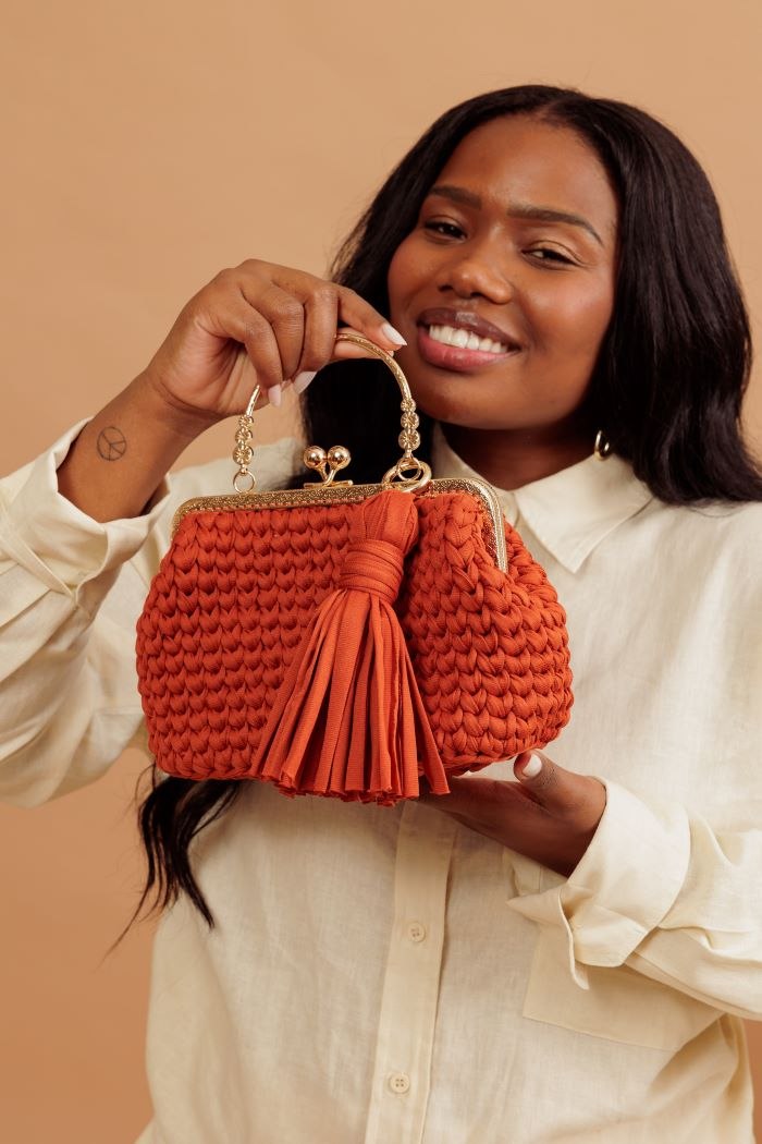 Bolsa Senhorita de crochê terracota com fecho vintage, feita com Fio de Malha Premium Círculo