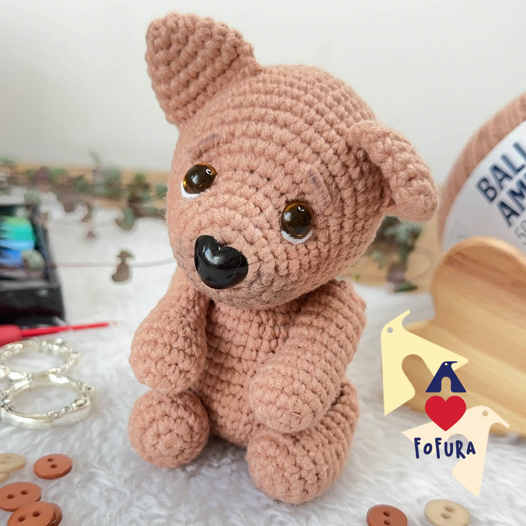 Cachorrinho caramelo de amigurumi feito com fio Pingouin