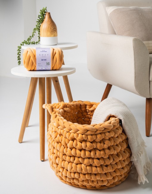 Cesto Maxi Crochê com Fio Cisne Cozy ambientado ao lado de poltrona