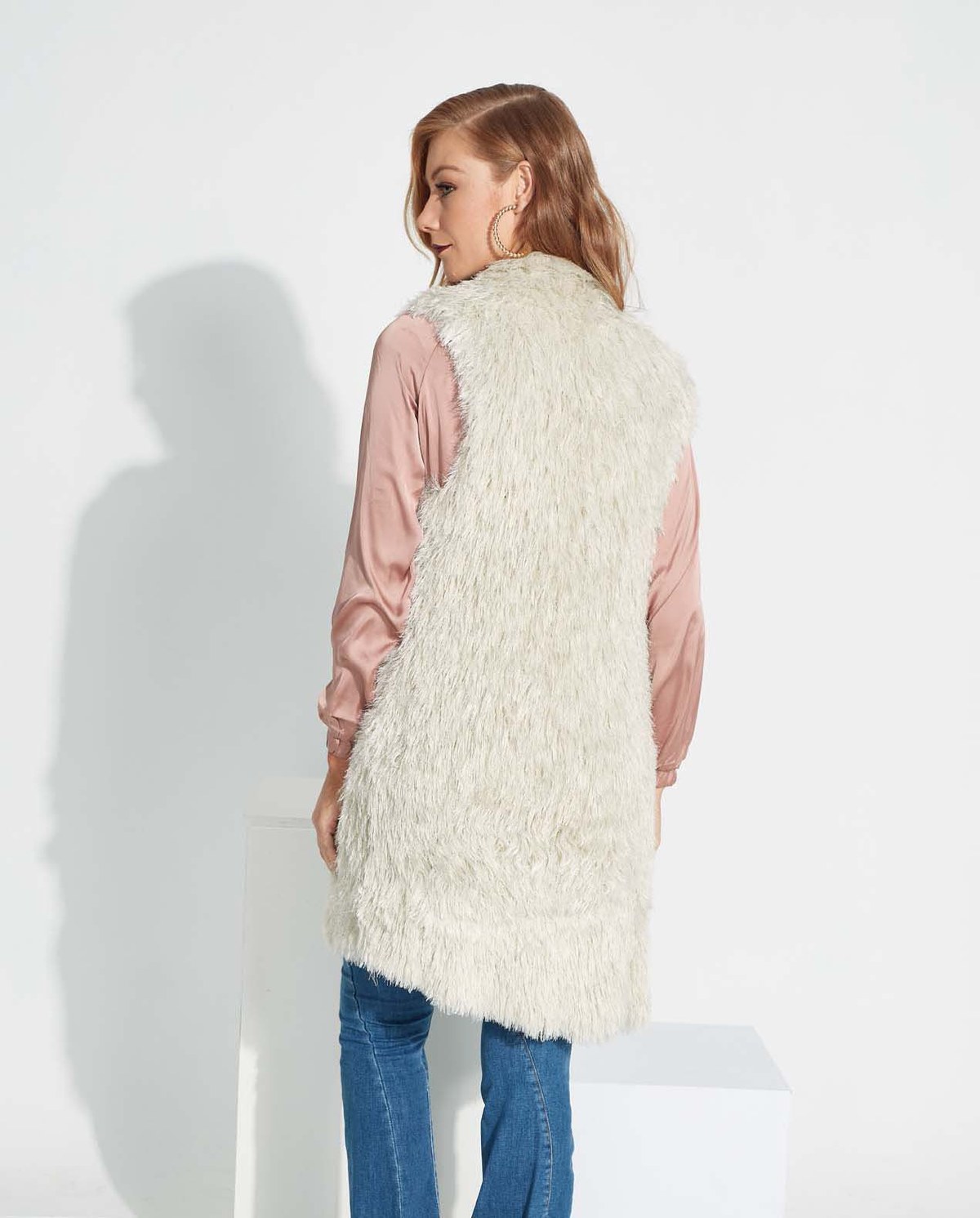 Colete Off longo em Fio Majestoso combinado com blusa rosa e jeans