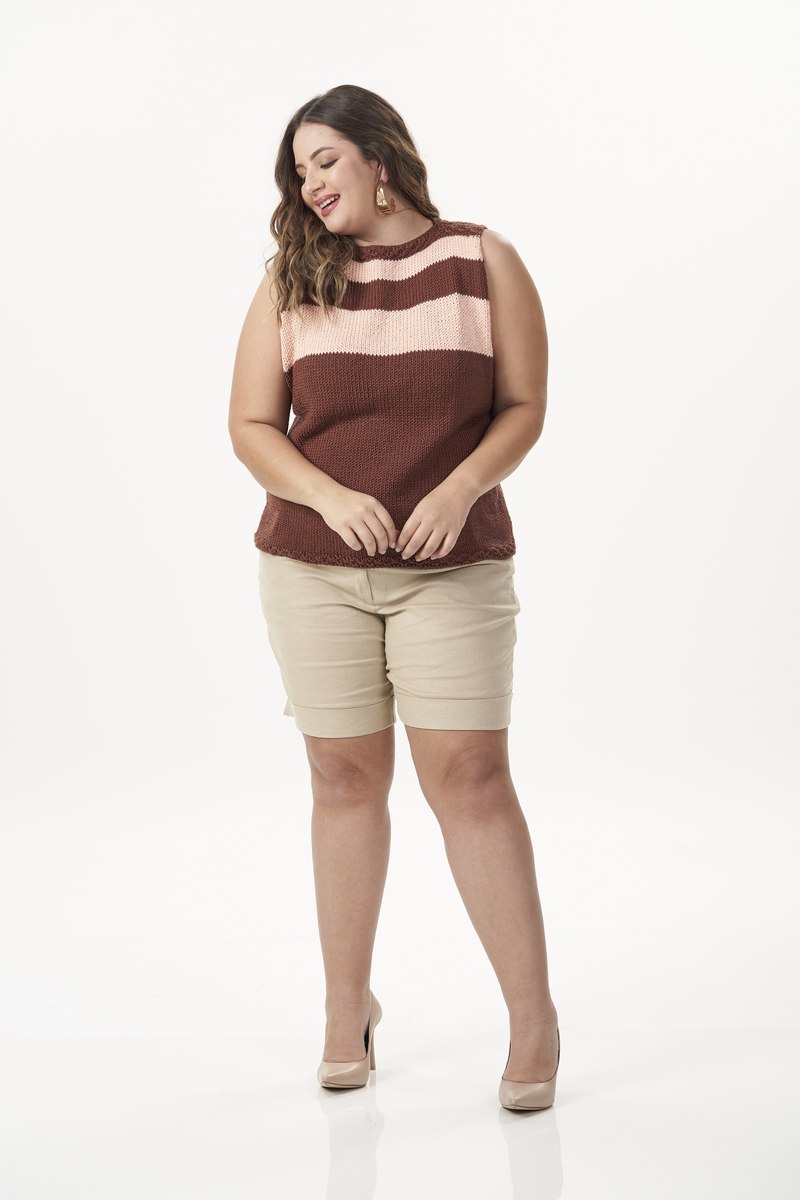 Detalhe da blusa listrada do Conjunto Vic