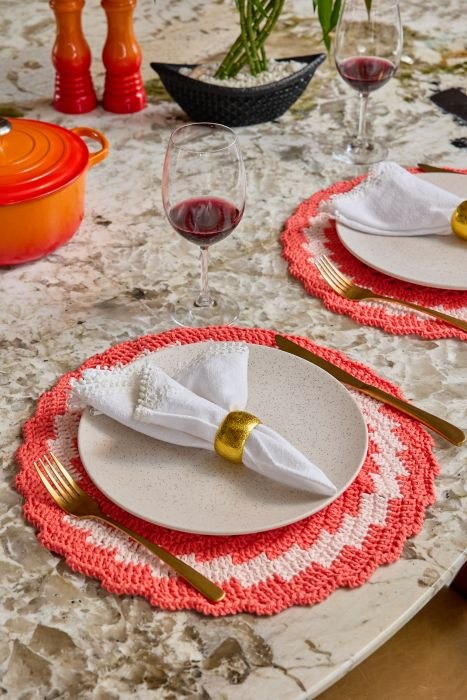 Sousplat Carrossel de crochê feito com Barroco Maxcolor nas cores Coral Vivo e Suspiro