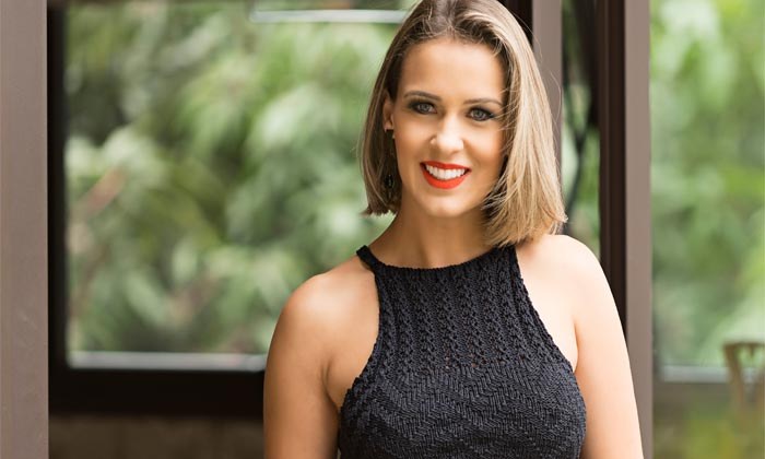 Top Preto de tricô com gola alta, feito com Linha Camila Verão