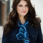 Cachecol azul com flor em tear de pregos -Fio Cisne Infinity