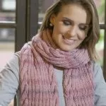 Cachecol de Tricô Rosa com Tranças – Fio Cisne Fame