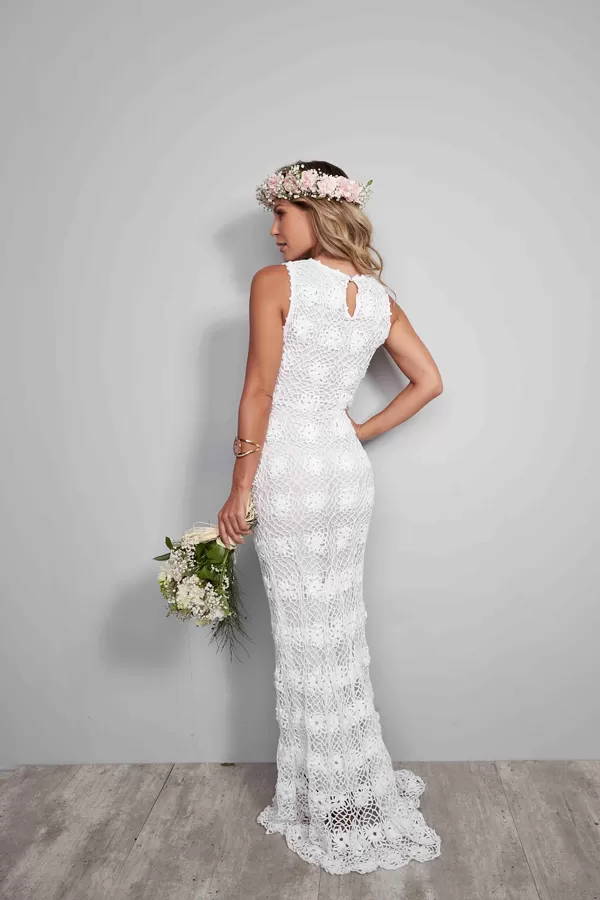 Vestido de Noiva Longo de Crochê - vista traseira com decote e botão