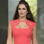 Blusa com Pala Recortada de Crochê – Linha Camila Fashion
