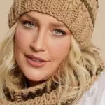 Capa - Imagem Horizontal do Conjunto Gola e Gorro Paquera de Tricô com o Fio Urbano