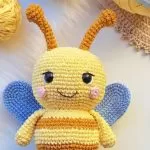 Capa - Imagem Horizontal do Amigurumi Abelha Belle com a Linha AmiguLove