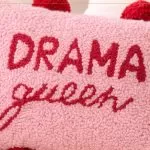 Almofada Drama Queen em Punch Needle com Lã Paratapet — detalhe da escrita em vermelho sobre fundo rosa com pompons