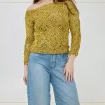 Blusa Aurum de Tricô com Fio Fitonê Círculo — blusa off-shoulder dourada com ponto fantasia vazado