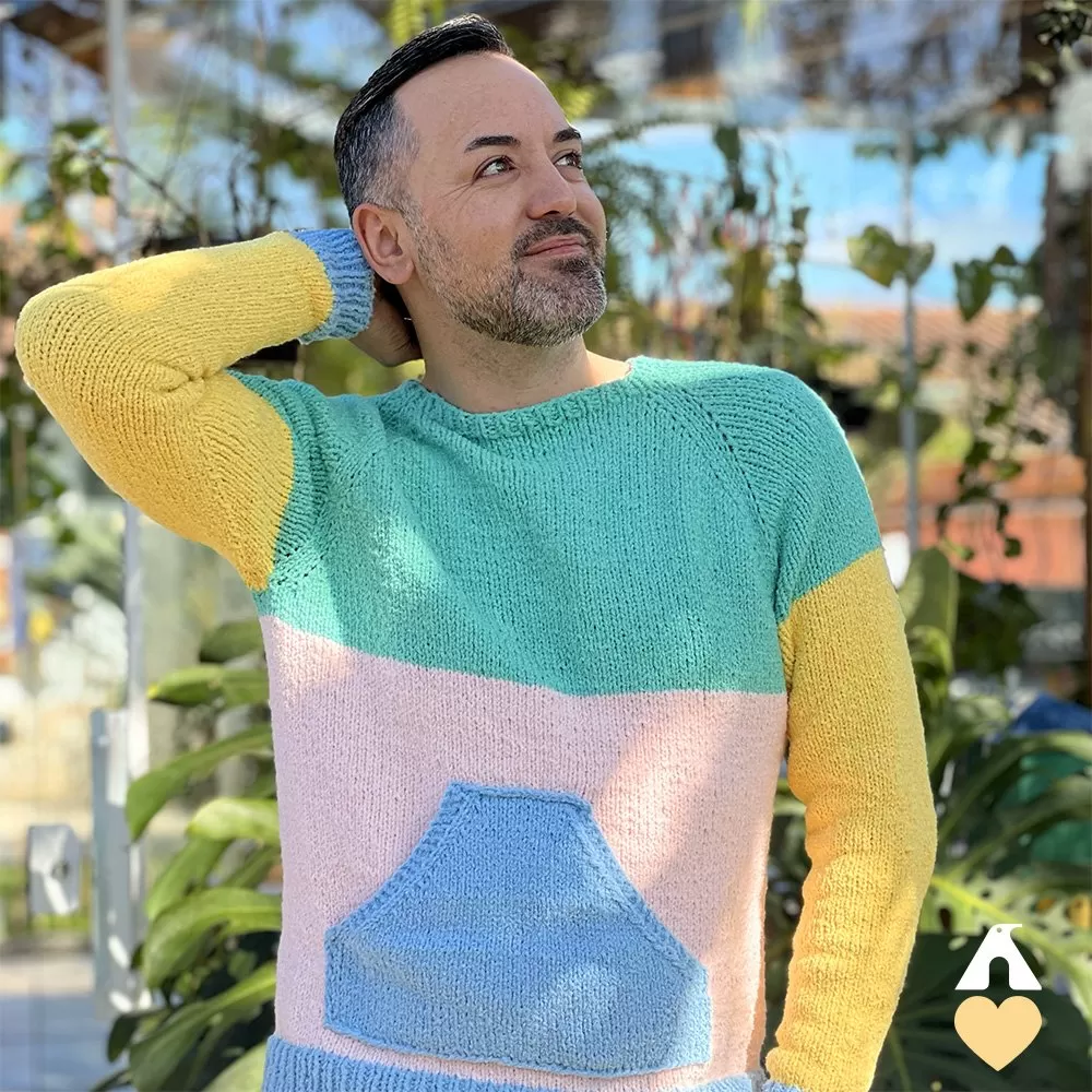 Modelo vestindo Blusa Canguru Topdown Cores com Fio Bocaina Pingouin — colorblock verde, rosa, amarelo e azul