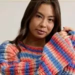 Blusa Cruzeiro de Tricô com Fio Batik Círculo – Receita com Gráfico Blusa Cruzeiro de tricô listrada com Fio Batik Círculo — modelo mostrando manga e barra