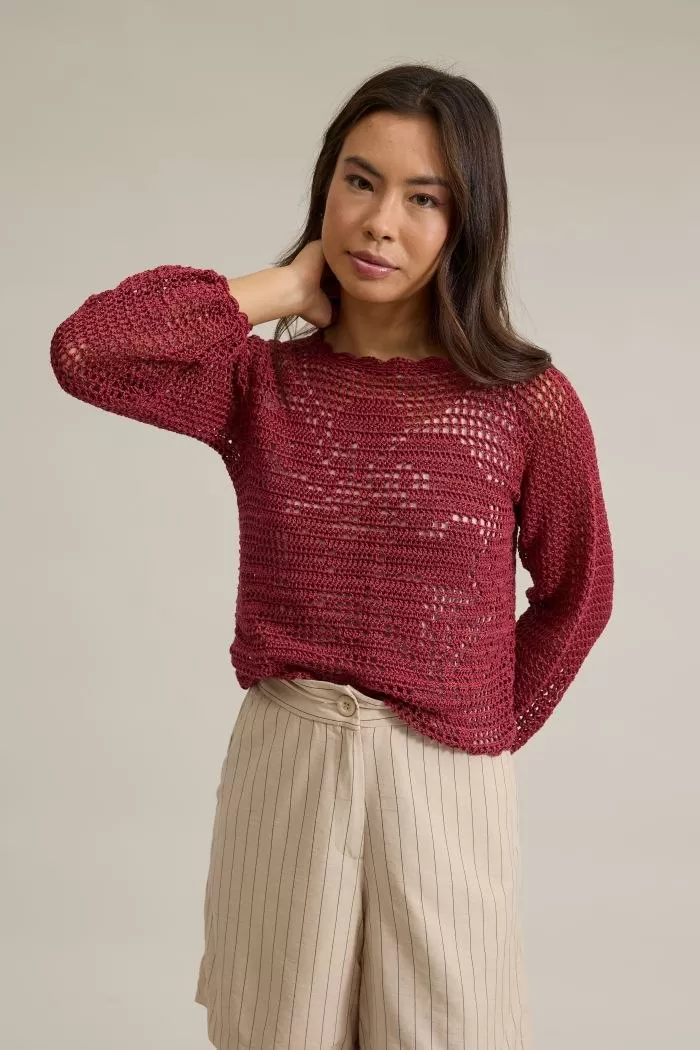 Vista frontal completa da Blusa Escarlete de crochê com Linha Queen na cor Marsala