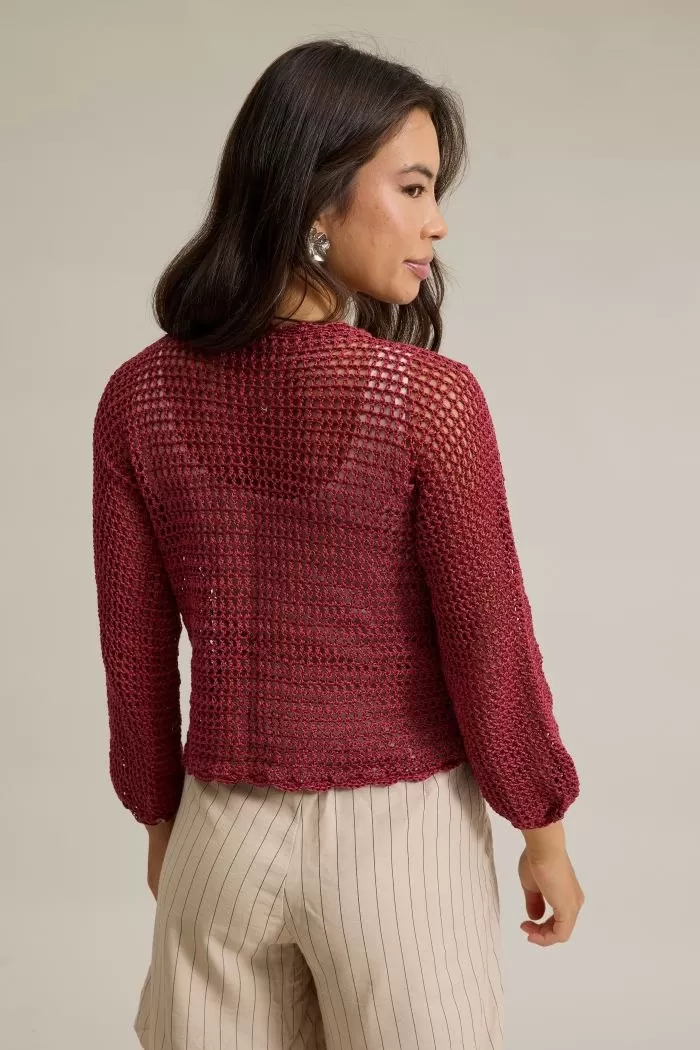 Vista lateral e detalhe das mangas da Blusa Escarlete de crochê em Linha Queen Marsala