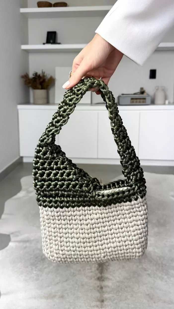 Bolsa Mediterrâneo de crochê em fio de malha verde militar e branco com alça estruturada, feita com Fio de Malha Premium Círculo
