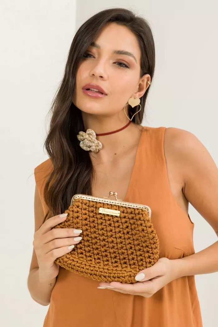 Bolsa Nozes de Crochê com Fio Náutico Círculo – clutch caramelo com fecho vintage dourado