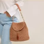 Bolsa Serenata de crochê com Fio Náutico Círculo cor Terracota com alça dourada e pingente