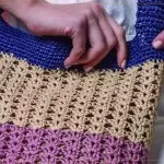 Chapéu e Bolsa Azur de Crochê com Fio DMC Eco Vita Raffia — close-up da bolsa em ponto rendado tricolor