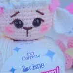 Chaveiro de Ovelhinha de Crochê com Fio Amigurumi Perfeito – Receita Chaveiro de Ovelhinha Amigurumi de Crochê com Fio Cisne Amigurumi Perfeito — ovelhinha branca e rosa com laço
