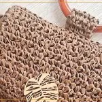 Clutch de crochê feita com Fio de Papel New Raffia Linhas Corrente — textura natural com franja e alça de resina