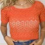 Cropped Oriente de crochê laranja com Fio Verano Círculo — modelo vestindo cropped com mangas curtas