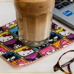 Descanso de copo de costura com Tecido Hello Kitty and Friends Círculo sobre mesa branca com copo de café