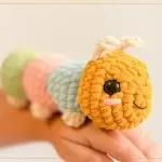 lagarta-aquarela-amigurumi-discovery