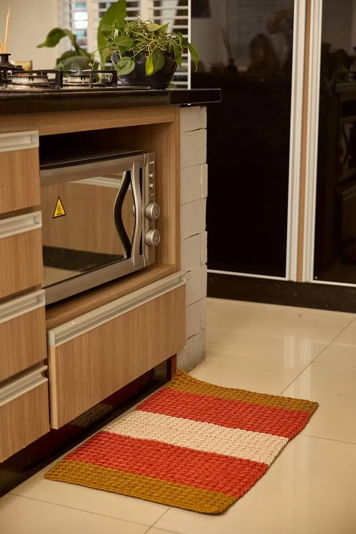 Tapete Hena de crochê em ponto fantasia nas cores Hena, Néctar e Ninho, decorando a cozinha