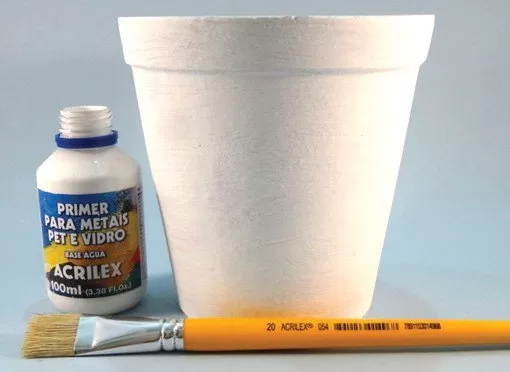 Passo 1 — aplicação do Primer Acrilex no vaso de barro com pincel