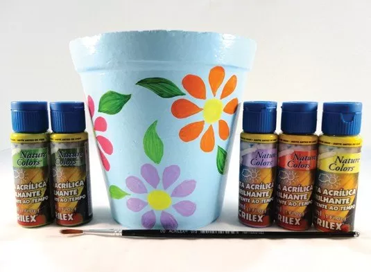 Passo 4 — vaso preenchido com flores coloridas e folhas em dois tons de verde