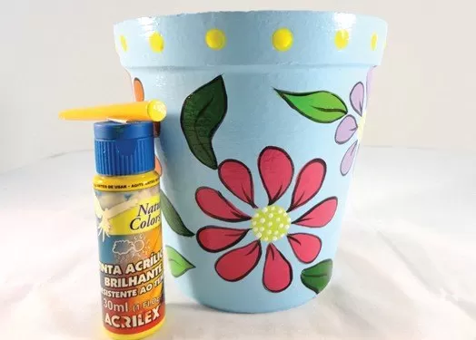 Passo 6 — pontinhos decorativos maiores ao redor do vaso com pincel velho